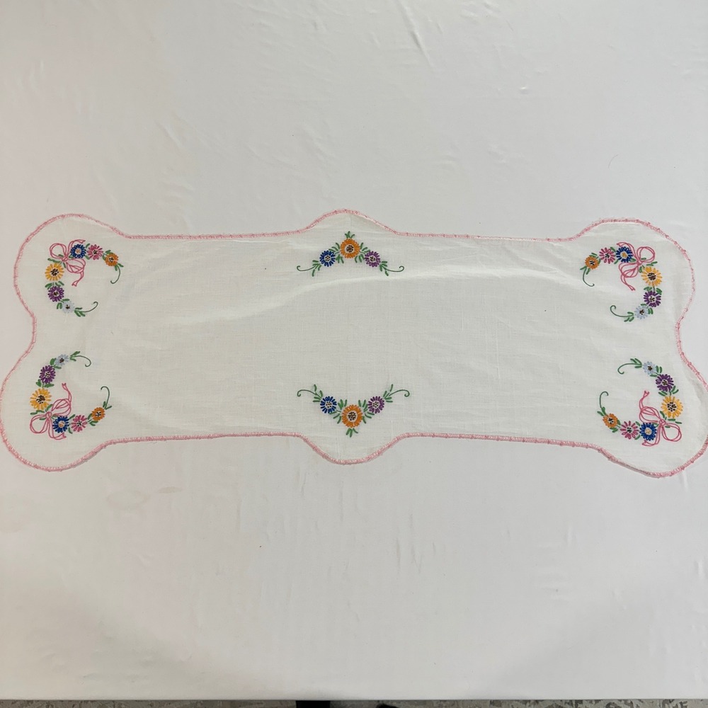 Vintage Hand Embroidered Floral Table Runner White Linen Scalloped Pink Edge 38"